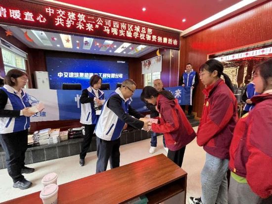 图为志愿者向南川马嘴实验学校捐赠课外书籍及学习用具。 唐莹燕 摄 图为志愿者向南川马嘴实验学校捐赠课外书籍及学习用具。 唐莹燕 摄