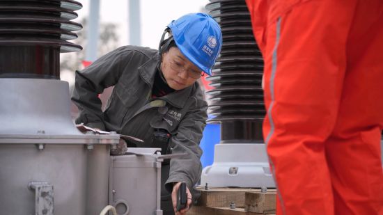 国网重庆电力物资人员正在对物资实物ID进行自动扫码。曾玉蛟 摄 国网重庆电力物资人员正在对物资实物ID进行自动扫码。曾玉蛟 摄
