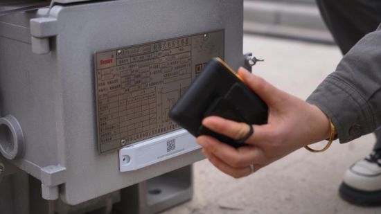 国网重庆电力物资人员正在对物资实物ID进行自动扫码。曾玉蛟 摄影 国网重庆电力物资人员正在对物资实物ID进行自动扫码。曾玉蛟 摄影