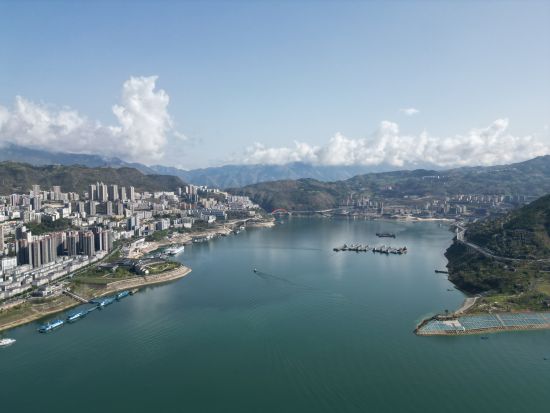图为长江巫山段清澈湛蓝,江面上游轮川流不息。巫山县委宣传部供图 图为长江巫山段清澈湛蓝,江面上游轮川流不息。巫山县委宣传部供图