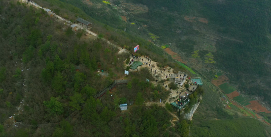 图为游人如织的三峡之巅。彭国威 摄 图为游人如织的三峡之巅。彭国威 摄