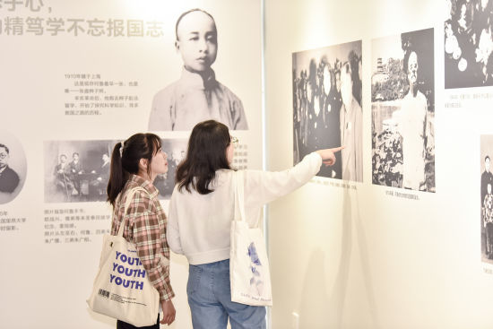 图为何鲁诗书艺术展、纪念何鲁诞辰129周年生平图片展现场。重庆大学供图 图为何鲁诗书艺术展、纪念何鲁诞辰129周年生平图片展现场。重庆大学供图