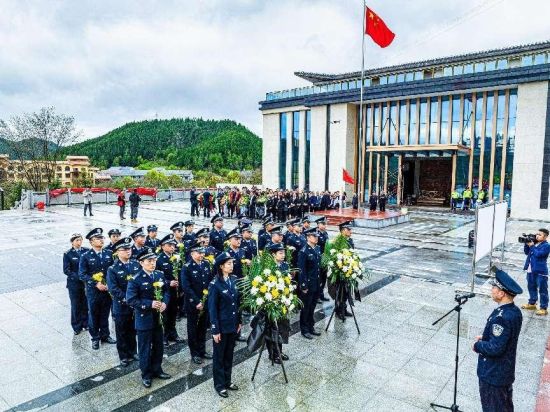 图为秀山公安局祭扫烈士墓活动现场。杨小林 摄 图为秀山公安局祭扫烈士墓活动现场。杨小林 摄