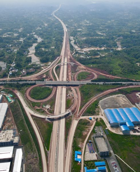 图为正在加速建设的铜安高速公路。中交一公局 供图 图为正在加速建设的铜安高速公路。中交一公局 供图