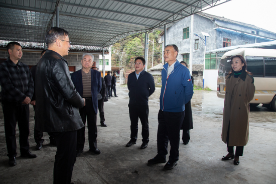 图为刘光磊一行调研云隘村慈善超市。 重庆市慈善总会供图 图为刘光磊一行调研云隘村慈善超市。 重庆市慈善总会供图