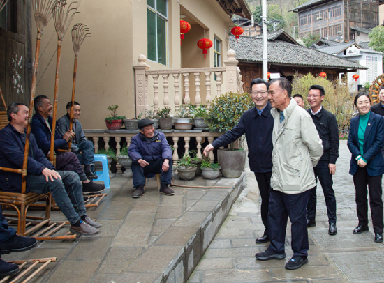 图为刘光磊与何家岩村村民进行交谈。 重庆市慈善总会供图 图为刘光磊与何家岩村村民进行交谈。 重庆市慈善总会供图