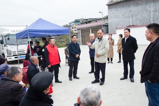 图为调研总会助浴快车项目在石会镇的落地执行情况。 重庆市慈善总会供图 图为调研总会助浴快车项目在石会镇的落地执行情况。 重庆市慈善总会供图