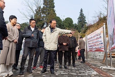 重庆市慈善总会会长刘光磊和腾讯公司副总裁兼西南区总经理蔡光忠、腾讯公益慈善基金会秘书长葛燄一行前往綦江区安稳镇开展调研。 重庆市慈善总会会长刘光磊和腾讯公司副总裁兼西南区总经理蔡光忠、腾讯公益慈善基金会秘书长葛燄一行前往綦江区安稳镇开展调研。