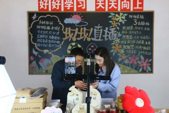 图为直播现场。 綦江区慈善会供图 图为直播现场。 綦江区慈善会供图