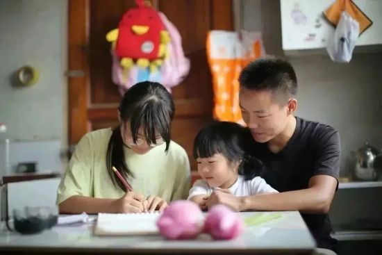 图为“超人哥哥”陪伴妹妹学习。 綦江区慈善会供图 图为“超人哥哥”陪伴妹妹学习。 綦江区慈善会供图