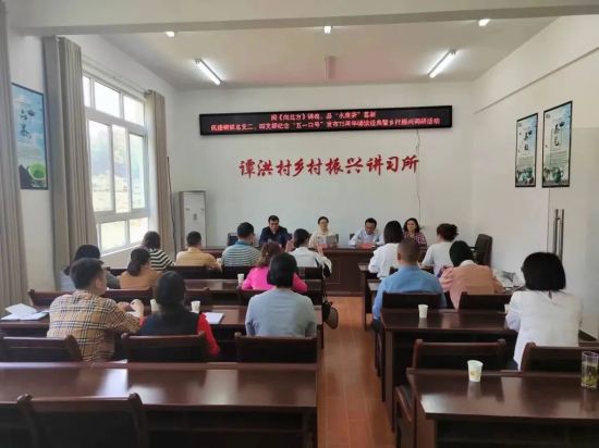 图为会员们在谭洪村乡村振兴讲习所共诵《向北方》。 民建铜梁总支供图 图为会员们在谭洪村乡村振兴讲习所共诵《向北方》。 民建铜梁总支供图