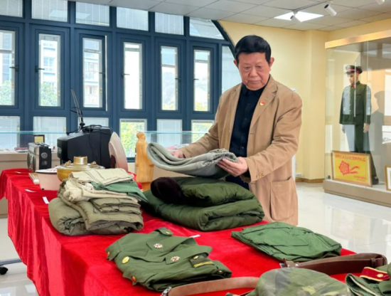 图为老兵陈列室里陈列的军装。 大渡口融媒体中心供图 图为老兵陈列室里陈列的军装。 大渡口融媒体中心供图