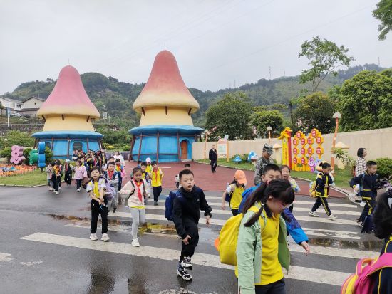 图为活动现场。 万盛经开区供图 图为活动现场。 万盛经开区供图