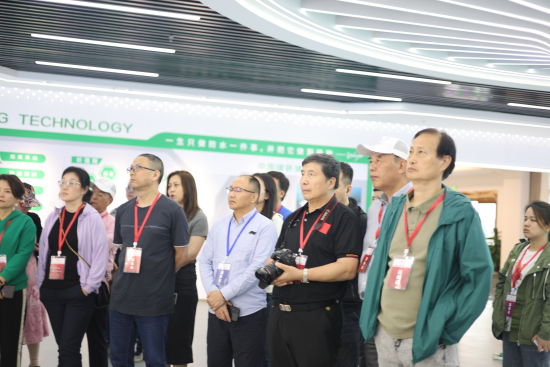 图为嘉宾在重庆潼南参观。 李可怡 摄 图为嘉宾在重庆潼南参观。 李可怡 摄