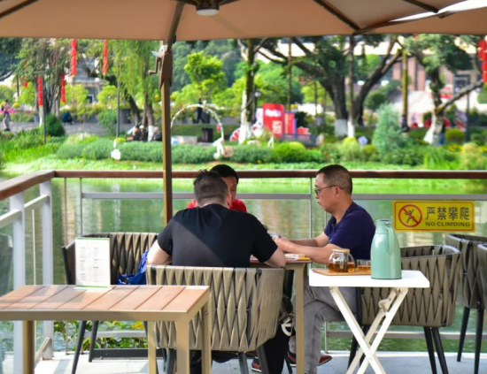 公园里喝茶的市民。 大渡口融媒体中心供图 公园里喝茶的市民。 大渡口融媒体中心供图