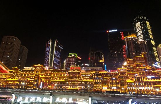 图为4月11日拍摄的洪崖洞民俗风貌区夜景。 秋狸 摄 图为4月11日拍摄的洪崖洞民俗风貌区夜景。 秋狸 摄