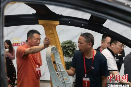 图为参访团参访长安汽车全球研发中心。 李可怡 摄 图为参访团参访长安汽车全球研发中心。 李可怡 摄