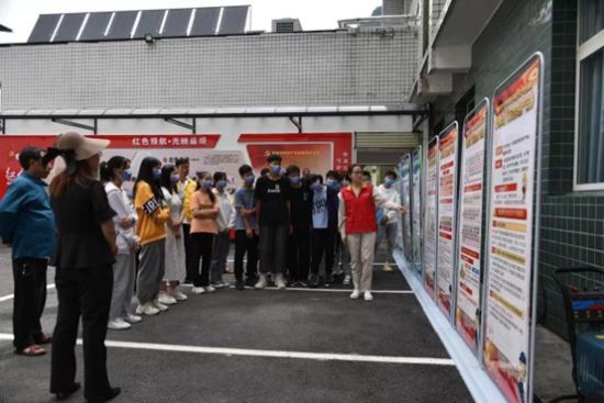 图为巾帼服务队成员付光兰正在向中学生代表们介绍“绿电”。国网城口供电供图 图为巾帼服务队成员付光兰正在向中学生代表们介绍“绿电”。国网城口供电供图