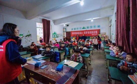 图为巾帼服务队在沿河小学开展春苗之家志愿活动。国网城口供电供图 图为巾帼服务队在沿河小学开展春苗之家志愿活动。国网城口供电供图