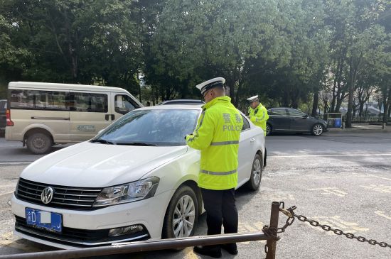 图为黔江民警查处违停车辆。向竹筠 摄 图为黔江民警查处违停车辆。向竹筠 摄