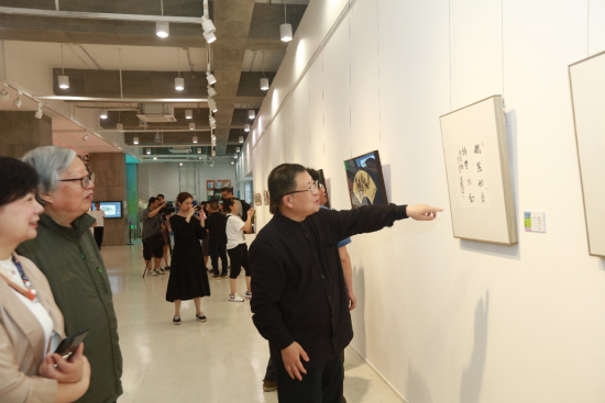 图为观众在展厅观展。王琦美术博物馆供图 图为观众在展厅观展。王琦美术博物馆供图