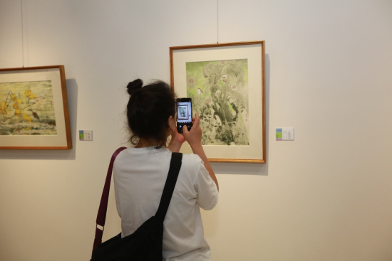 图为观众在展厅观展。王琦美术博物馆供图 图为观众在展厅观展。王琦美术博物馆供图