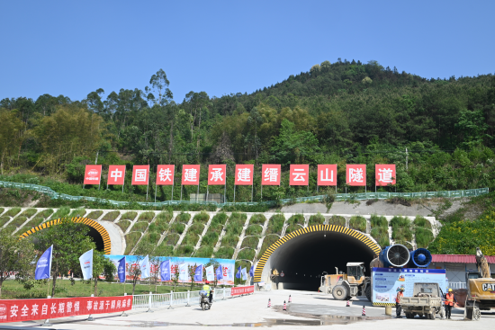 图为缙云山隧道。张旭 摄 图为缙云山隧道。张旭 摄