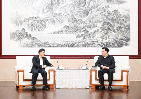 4月20日上午,市委书记袁家军会见交通银行党委书记、董事长任德奇一行。记者 苏思 摄 4月20日上午,市委书记袁家军会见交通银行党委书记、董事长任德奇一行。记者 苏思 摄
