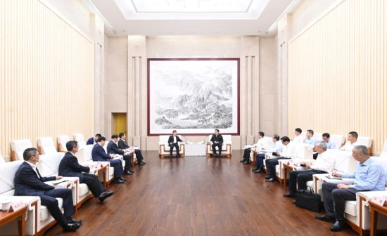 4月20日上午,市委书记袁家军会见交通银行党委书记、董事长任德奇一行。记者 苏思 摄 4月20日上午,市委书记袁家军会见交通银行党委书记、董事长任德奇一行。记者 苏思 摄