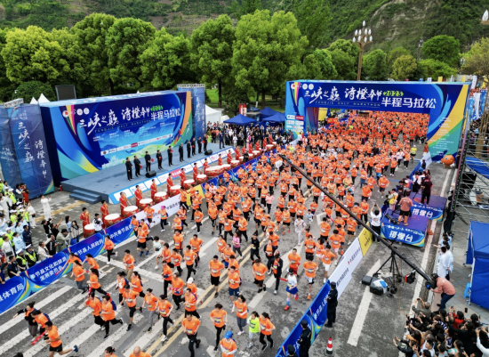 图为2023“三峡之巅 诗橙奉节”半程马拉松现场。 赛事组委会供图 图为2023“三峡之巅 诗橙奉节”半程马拉松现场。 赛事组委会供图