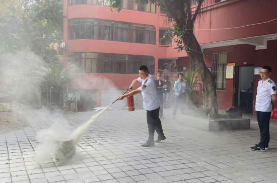 图为培训人员学习如何正确使用灭火器。重庆璧山融媒体中心供图 图为培训人员学习如何正确使用灭火器。重庆璧山融媒体中心供图