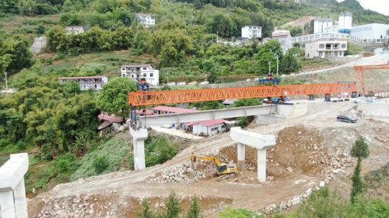 图为巫云开高速龙洞湾大桥施工现场。受访者供图 图为巫云开高速龙洞湾大桥施工现场。受访者供图