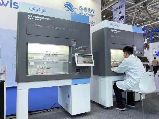 图为配药机器人。受访者供图 图为配药机器人。受访者供图