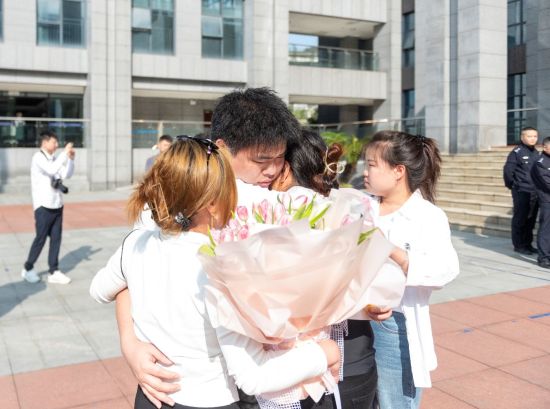 图为蔡女士一家人紧紧相拥。田维祎 摄 图为蔡女士一家人紧紧相拥。田维祎 摄