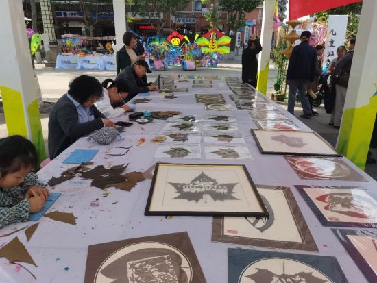 图为前来体验和参与活动的市民。北碚区公安局供图 图为前来体验和参与活动的市民。北碚区公安局供图