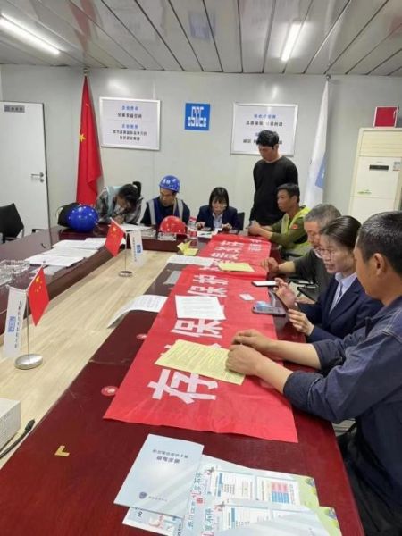 图为南坪支行走进工地开展用卡安全宣传。 浦发银行重庆分行供图 图为南坪支行走进工地开展用卡安全宣传。 浦发银行重庆分行供图