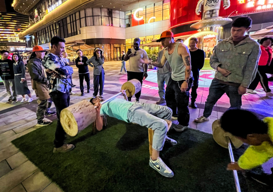 图为木头杠铃吸引市民体验。东原1891供图 图为木头杠铃吸引市民体验。东原1891供图