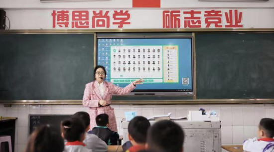 图为老师向学生展示“五福文化”学生综合素质评价系统。 重庆市万盛经开区福耀实验学校供图 图为老师向学生展示“五福文化”学生综合素质评价系统。 重庆市万盛经开区福耀实验学校供图