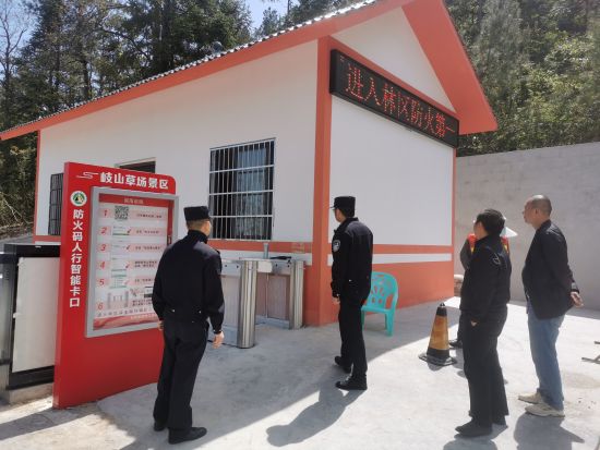 图为森林警察正在进行草场景区检查。云阳县公安局供图 图为森林警察正在进行草场景区检查。云阳县公安局供图