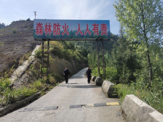 图为森林警察正在进行防火检查。云阳县公安局供图 图为森林警察正在进行防火检查。云阳县公安局供图