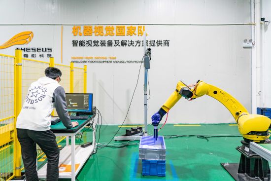 图为工业相机在生产中能够自主识别判断、无序抓取。 张霁雯 摄 图为工业相机在生产中能够自主识别判断、无序抓取。 张霁雯 摄