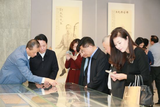 图为观众在展厅观展。 王琦美术博物馆供图 图为观众在展厅观展。 王琦美术博物馆供图