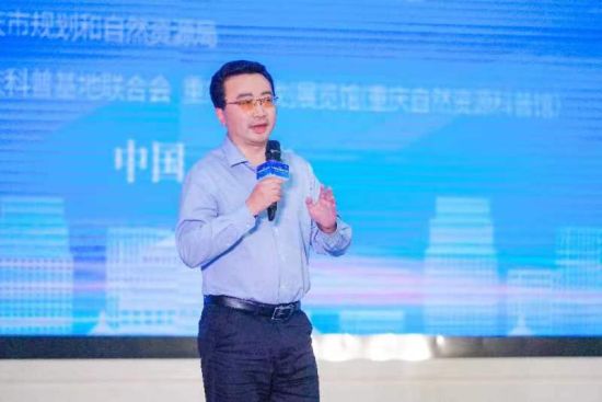 图为重庆工商大学文学与新闻学院院长殷俊教授在活动现场。主办方供图 图为重庆工商大学文学与新闻学院院长殷俊教授在活动现场。主办方供图