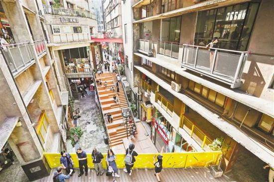 5月11日,渝中区二厂文创公园,独具特色的建筑空间吸引了不少游客前来打卡。记者 谢智强 摄/视觉重庆 5月11日,渝中区二厂文创公园,独具特色的建筑空间吸引了不少游客前来打卡。记者 谢智强 摄/视觉重庆