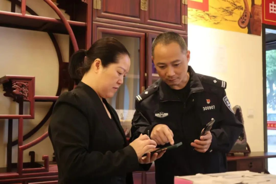民警推广和指导市民在手机(移动端)上使用“易联调”小程序 民警推广和指导市民在手机(移动端)上使用“易联调”小程序