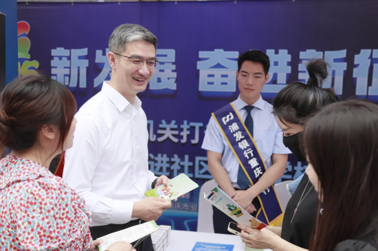 图为浦发银行重庆分行副行长王浚召为群众普及金融知识。 浦发银行重庆分行供图 图为浦发银行重庆分行副行长王浚召为群众普及金融知识。 浦发银行重庆分行供图