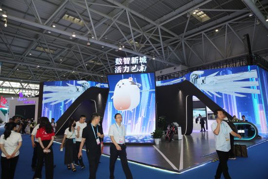 图为巴南展馆以“如虎添翼”为设计概念,展现“开放、迎接、飞远”营商理念。李攀摄 图为巴南展馆以“如虎添翼”为设计概念,展现“开放、迎接、飞远”营商理念。李攀摄