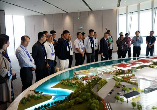 图为侨商在江北城市展馆参观考察。 杨梦逸 摄 图为侨商在江北城市展馆参观考察。 杨梦逸 摄
