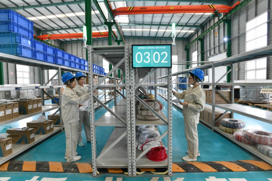 图为库房管理员在核对物资信息。王化全 摄 图为库房管理员在核对物资信息。王化全 摄