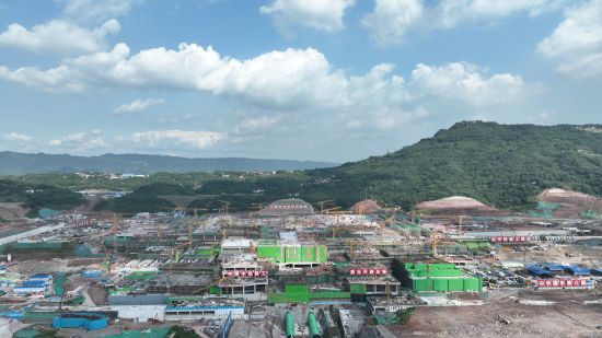 资料图为2023年5月的重庆东站建设现场。中铁十一局供图 资料图为2023年5月的重庆东站建设现场。中铁十一局供图